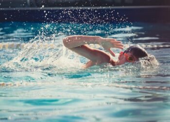 El agua de las piscinas y el mar aumentan el riesgo de contraer conjuntivitis: cómo prevenirlo