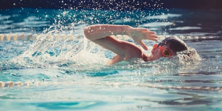 El agua de las piscinas y el mar aumentan el riesgo de contraer conjuntivitis: cómo prevenirlo
