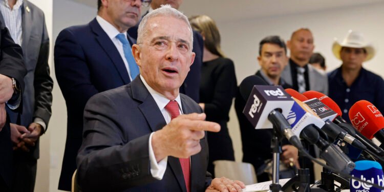 Tribunal colombiano ordenó la libertad inmediata del expresidente Álvaro Uribe Vélez