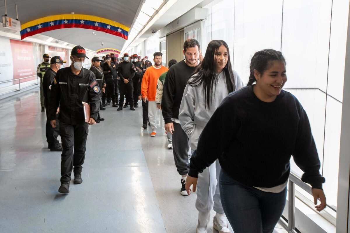 186 migrantes venezolanos retornaron al país desde EE UU