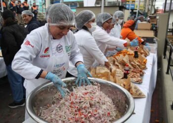 En imágenes: Perú celebró la victoria del pan con chicharrón repartiendo 10 mil sándwiches en Lima