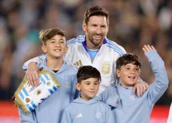 Messi se despidió de su fanaticada homenajeado en casa y con doblete contra Venezuela