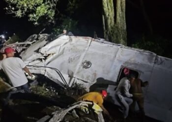 Una mujer murió luego de que un autobús a cayó a un barranco en la carretera de Choroní 