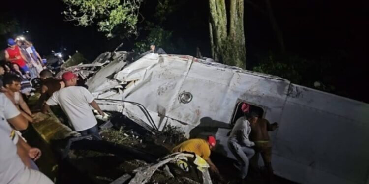 Una mujer murió luego de que un autobús a cayó a un barranco en la carretera de Choroní 