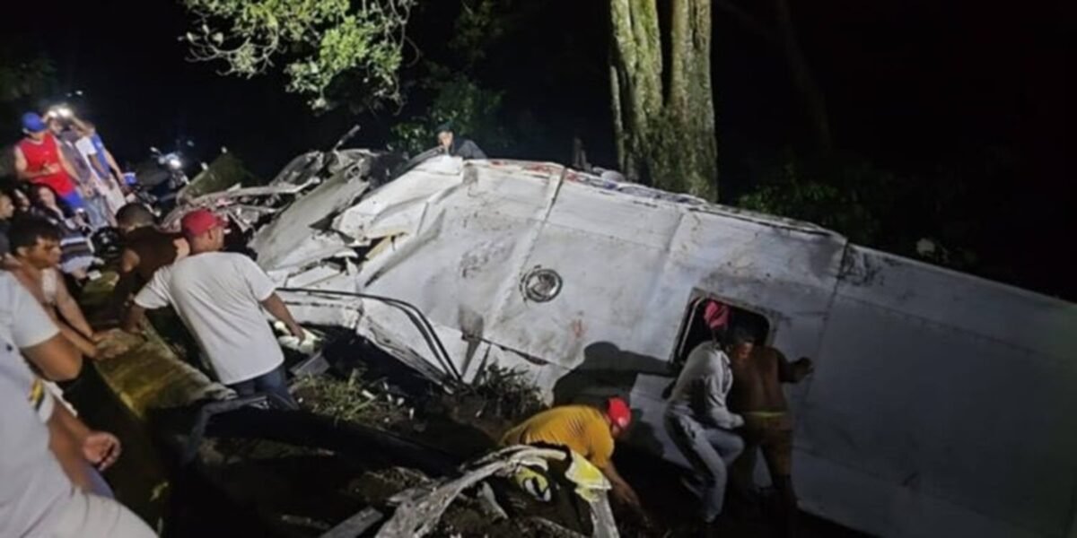Una mujer murió luego de que un autobús a cayó a un barranco en la carretera de Choroní