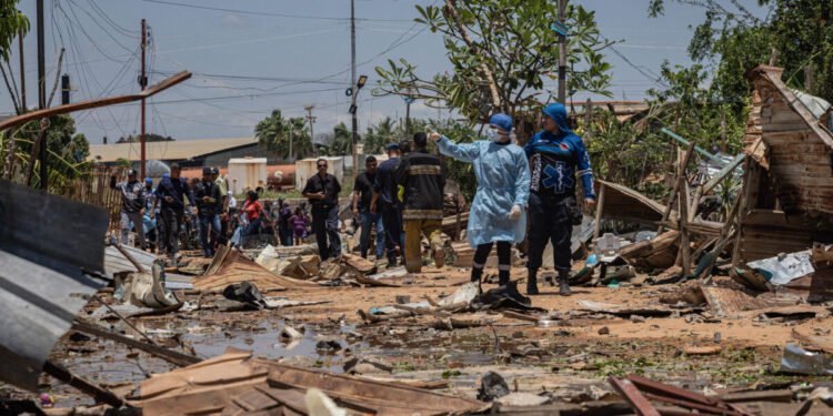 Damnificados esperan la reconstrucción de sus casas destruidas por la explosión en el estado Zulia