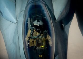 Cómo son los aviones F-16 que EE UU dijo que volaron sobre sus buques de guerra en el Caribe