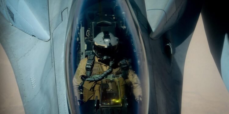 Cómo son los aviones F-16 que EE UU dijo que volaron sobre sus buques de guerra en el Caribe