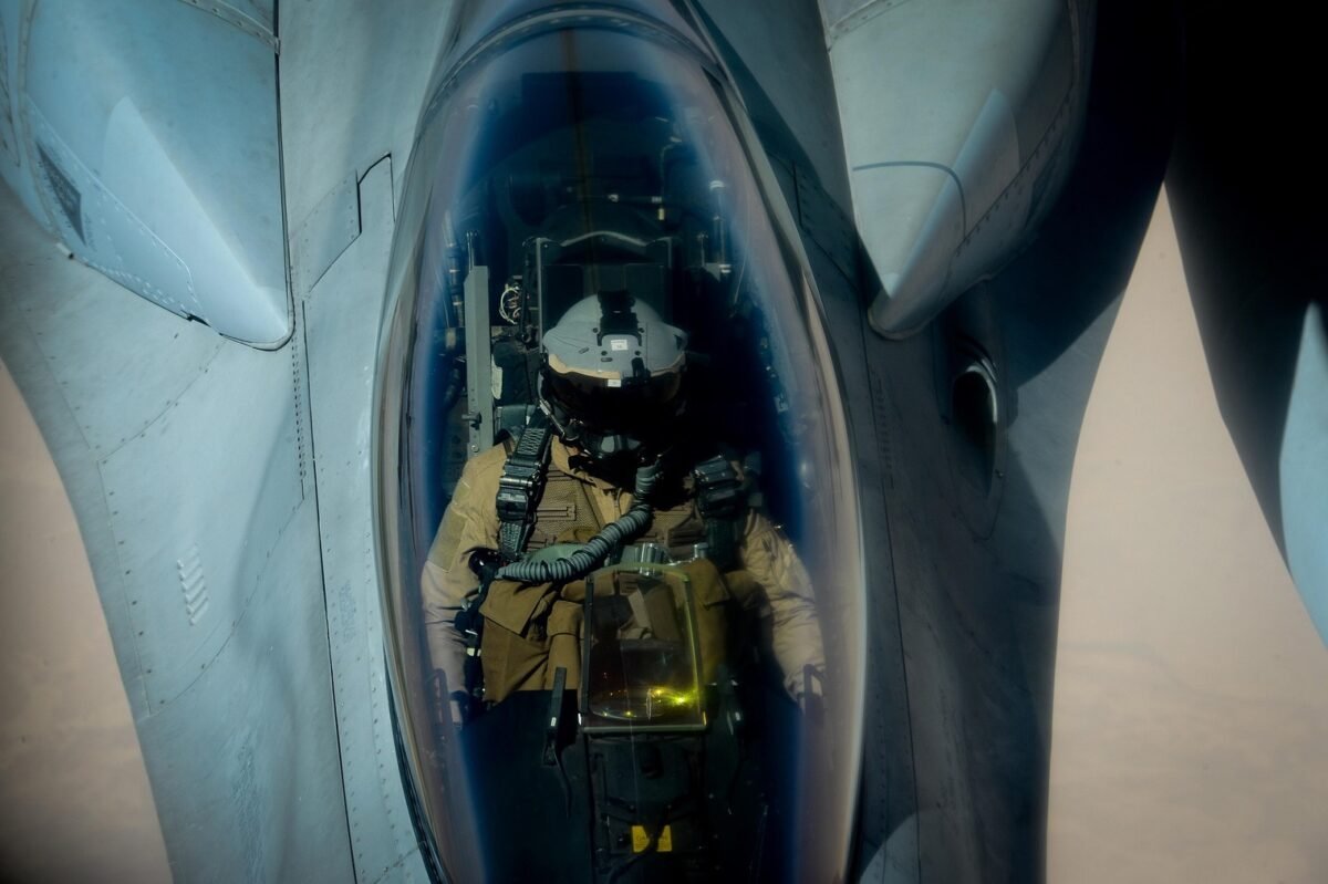 Cómo son los aviones F-16 que EE UU dijo que volaron sobre sus buques de guerra en el Caribe