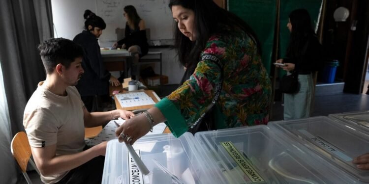 Senado chileno aprobó reforma que modifica el tiempo que deben tener los extranjeros en el país para votar