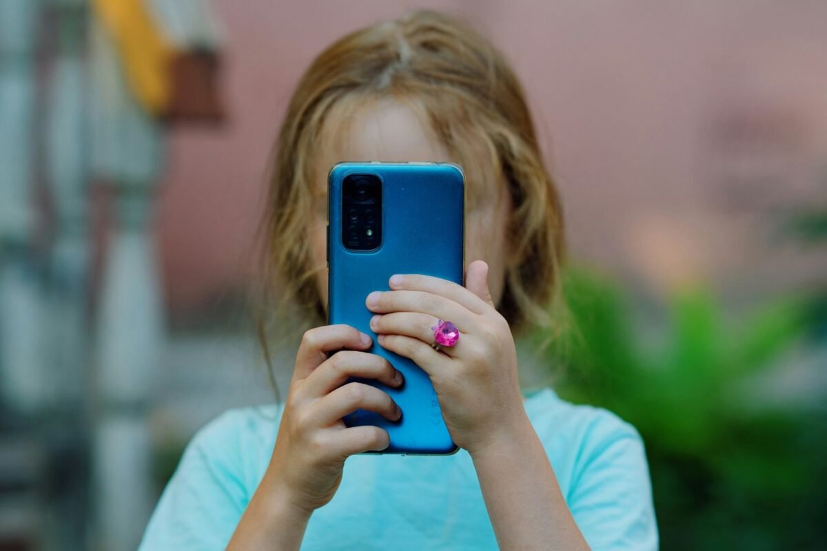 ¿Qué países han restringido el uso de teléfonos celulares en las escuelas?