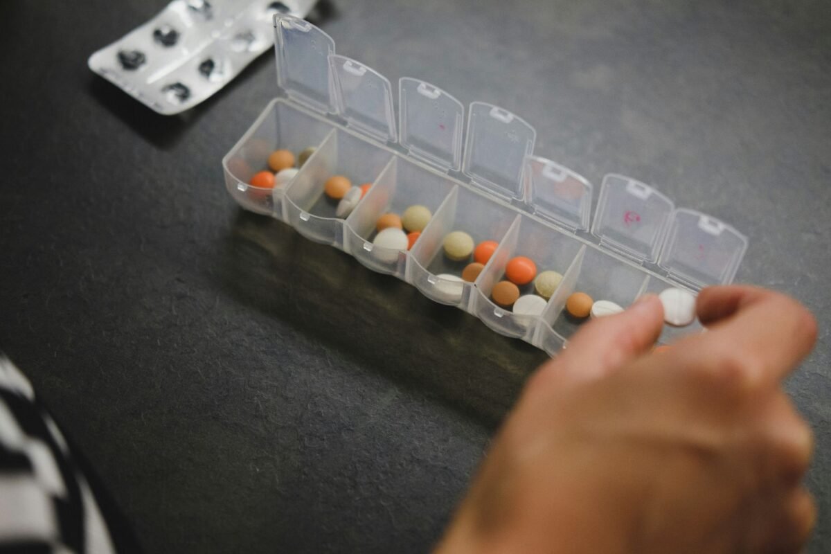 ¿Qué es la polimedicación y cómo afecta a la salud de los adultos mayores?