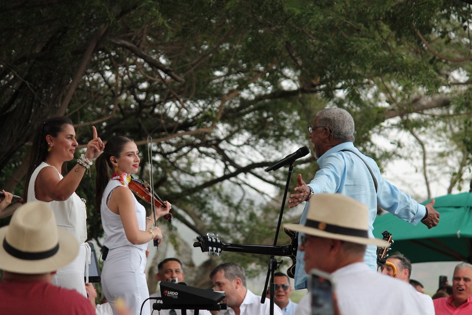 Música y brindis: la experiencia que dibujó Frank Quintero con un concierto íntimo en los viñedos de Pomar