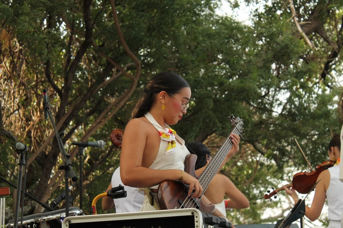 Música y brindis: la experiencia que dibujó Frank Quintero con un concierto íntimo en los viñedos de Pomar