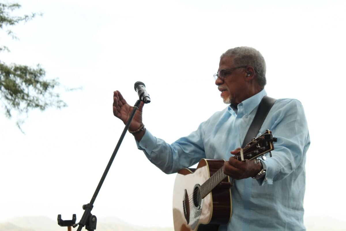 Música y brindis: la experiencia que dibujó Frank Quintero con un concierto íntimo en los viñedos de Pomar