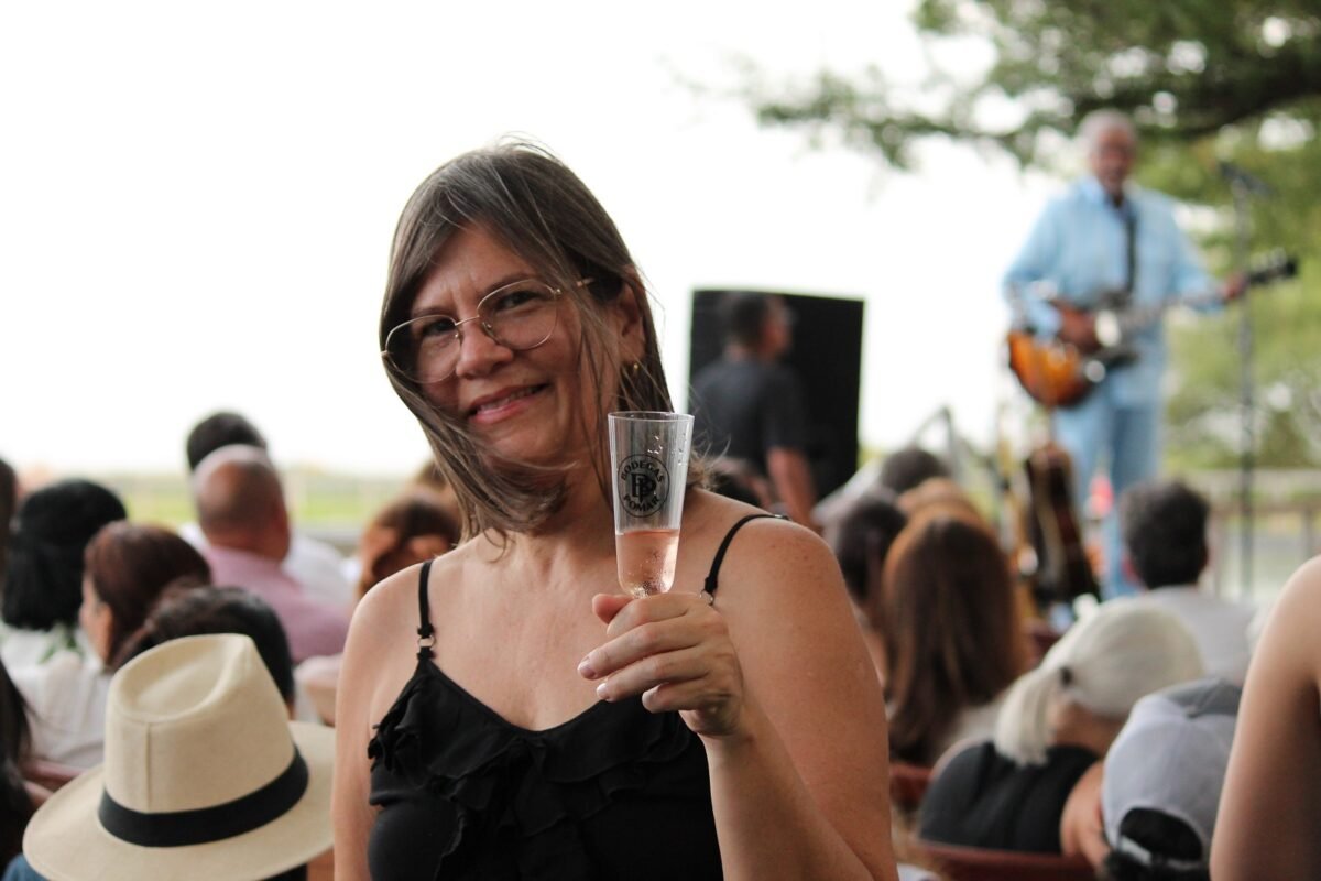 Música y brindis: la experiencia que dibujó Frank Quintero con un concierto íntimo en los viñedos de Pomar