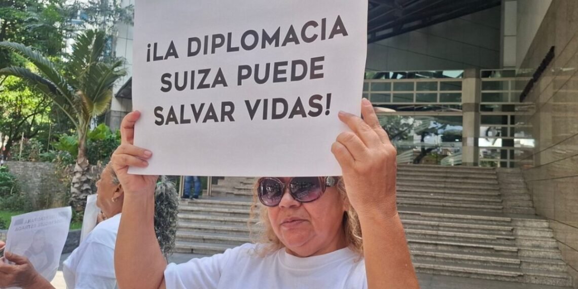 Familiares de presos políticos se concentraron frente a la Embajada de Suiza en Caracas