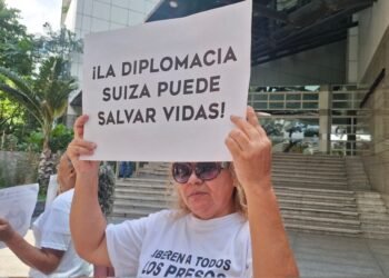 Familiares de presos políticos se concentraron frente a la Embajada de Suiza en Caracas