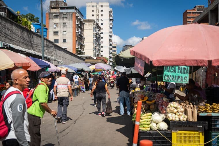 Caracas, Mercado de Quinta Crespo, Puestos de mercado en Caracas, Gastronomía en Caracas, Comida local en Quinta Crespo, Lugares para comer en Caracas, Mercados tradicionales en Caracas, Compras en Quinta Crespo, Recorrido culinario en Caracas, Oferta gastronómica en Quinta Crespo, Productos frescos en Quinta Crespo, Experiencia de mercado en Caracas, Delicias locales en Quinta Crespo, Turismo gastronómico en Caracas, Mejores restaurantes en Caracas, Mercados populares en Caracas, Sabores de Caracas, Noticias sobre Quinta Crespo, Eventos culinarios en Caracas, Tradiciones de mercado en Caracas.
