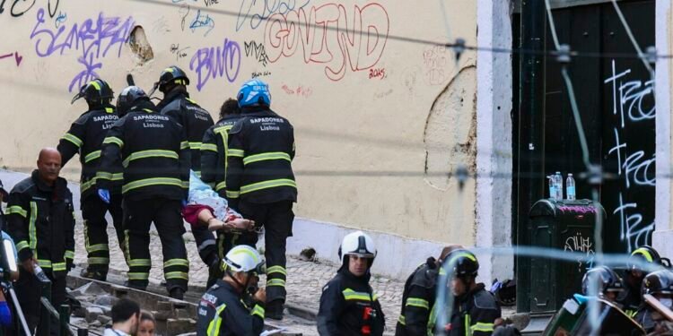 Se descarriló el Ascensor de Gloria en Portugal: dejó 17 muertos y 23 heridos
