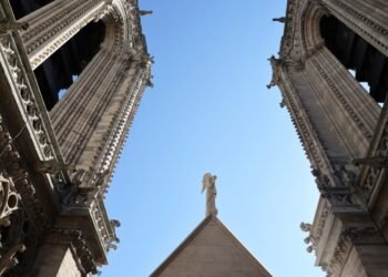 La catedral de Notre Dame reabre sus torres a los turistas seis años después del incendio