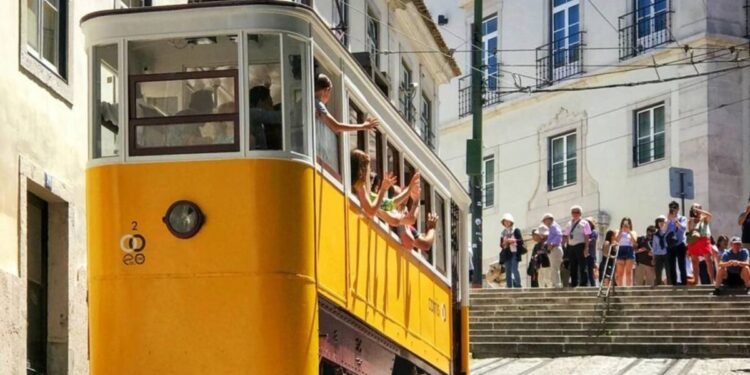 ¿Qué es el Ascensor de Gloria, el funicular donde al menos 17 personas murieron en Portugal?