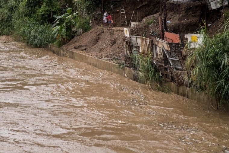 Las Tejerías: desbordamiento de la quebrada Los Patos dejó dos muertos y un desaparecido