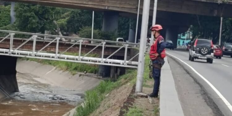 Encontraron sin vida al hombre que cayó al río Guaire tras accidente en Caracas