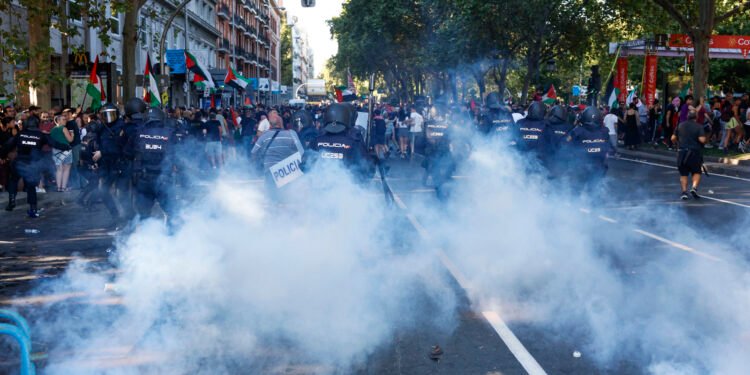 En imágenes: la Vuelta a España terminó entre disturbios de manifestantes propalestinos