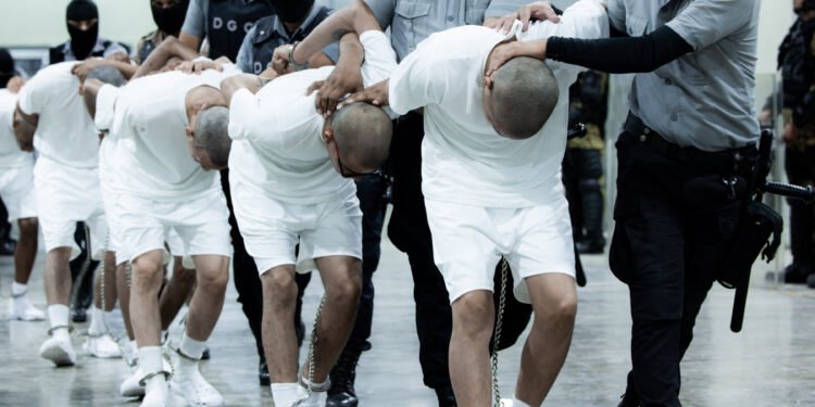 Deportados por Trump, desaparecidos en las cárceles de Bukele