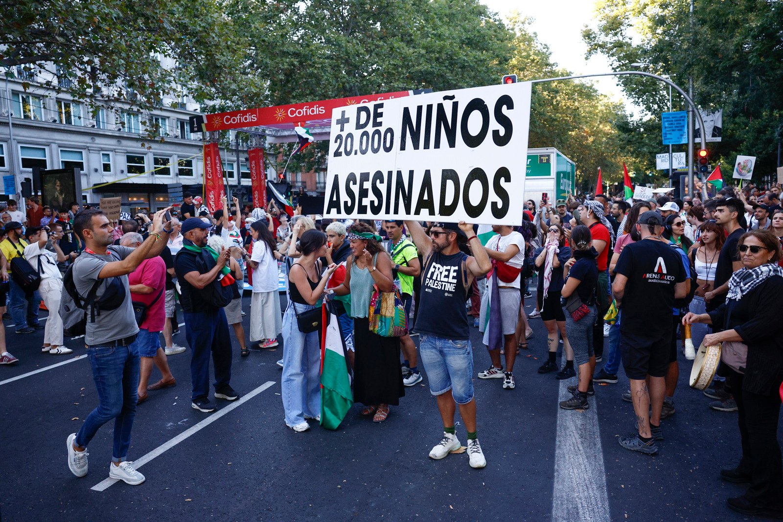 En imágenes: la Vuelta a España terminó entre disturbios de manifestantes propalestinos