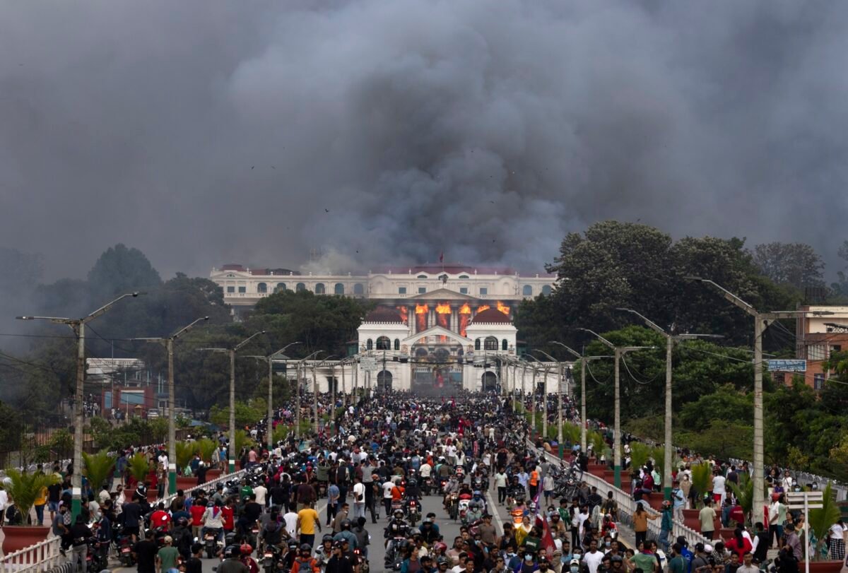 En imágenes: protestas en Nepal dejan al menos 25 muertos, incendios y la renuncia del primer ministro