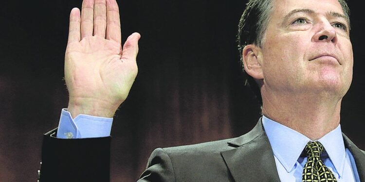 El Departamento de Justicia de Trump imputa al exdirector del FBI James Comey