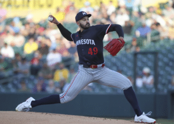El pelotero venezolano Pablo López fue nominado al Premio Roberto Clemente 2025 de la MLB