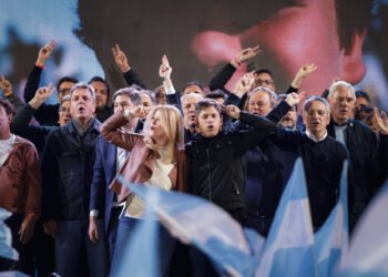 El peso y las acciones argentinas se derrumban tras el triunfo electoral del peronismo