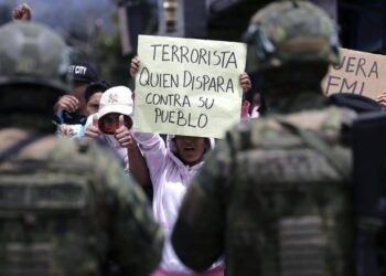 El video del maltrato de los militares a un manifestante moribundo enciende las protestas contra Noboa