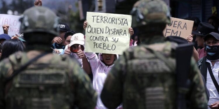 El video del maltrato de los militares a un manifestante moribundo enciende las protestas contra Noboa