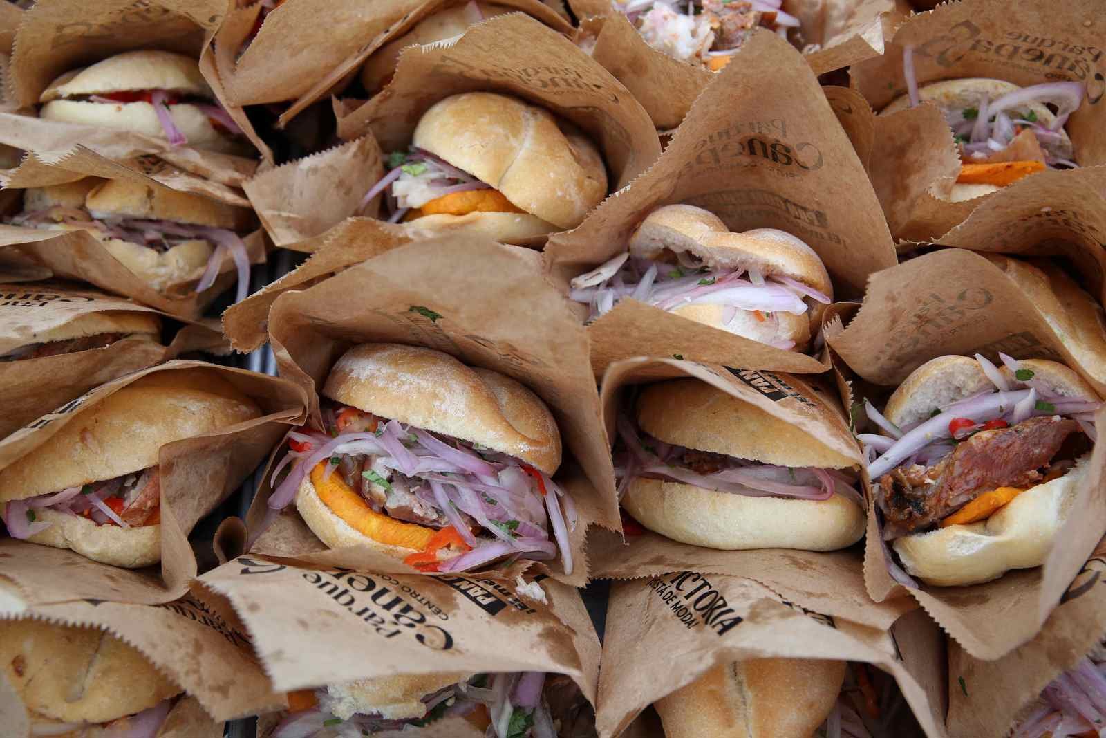 Reparten 10.000 panes con chicharrón en Perú para celebrar triunfo en Mundial de Desayunos