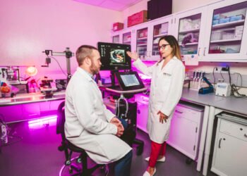 Científicos crearon una IA que busca prevenir infartos oyendo los latidos