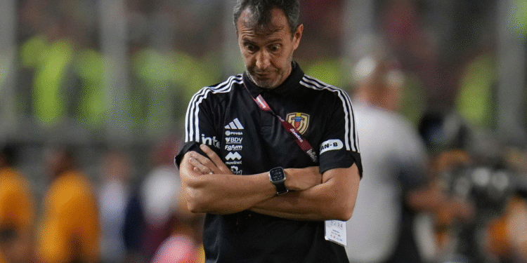 FVF anunció que Fernando “Bocha” Batista dejó de ser el director técnico de la selección nacional