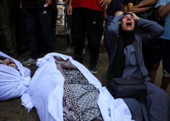 Israel insta a los últimos habitantes de Ciudad de Gaza a desplazarse a una supuesta “zona humanitaria” que está destruida y colapsada