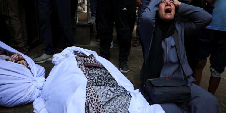 Israel insta a los últimos habitantes de Ciudad de Gaza a desplazarse a una supuesta “zona humanitaria” que está destruida y colapsada