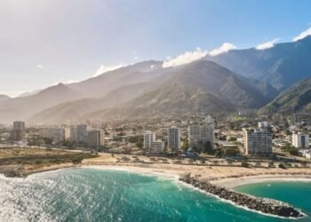 Autoridades buscan a un adolescente que fue arrastrado por la corriente en una playa en La Guaira