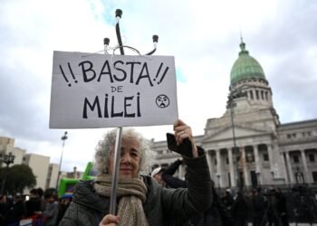 La motosierra de Milei se cala: el ‘milagro’ económico de Argentina amenaza con acabar en pesadilla