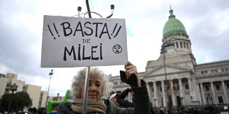 La motosierra de Milei se cala: el ‘milagro’ económico de Argentina amenaza con acabar en pesadilla