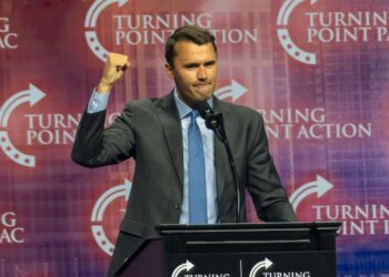 Miles de personas desbordan el Kennedy Center de Washington en una vigilia en honor a Charlie Kirk