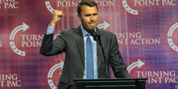 Miles de personas desbordan el Kennedy Center de Washington en una vigilia en honor a Charlie Kirk