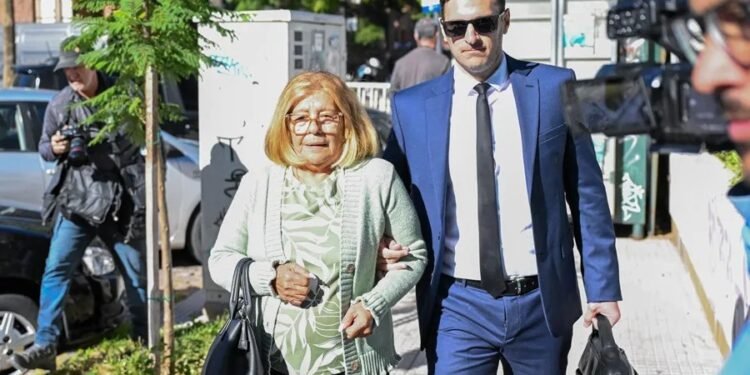 Procesaron a dos hermanas de Maradona por administración fraudulenta de su marca comercial