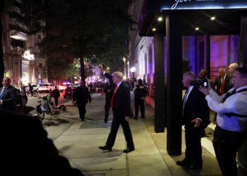 Trump, increpado mientras celebra el primer mes desde su ‘toma’ de Washington: “¡Eres el Hitler de nuestro tiempo!”