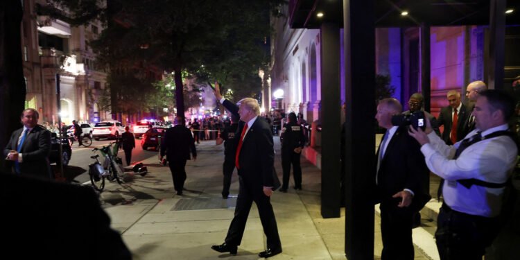 Trump, increpado mientras celebra el primer mes desde su ‘toma’ de Washington: “¡Eres el Hitler de nuestro tiempo!”